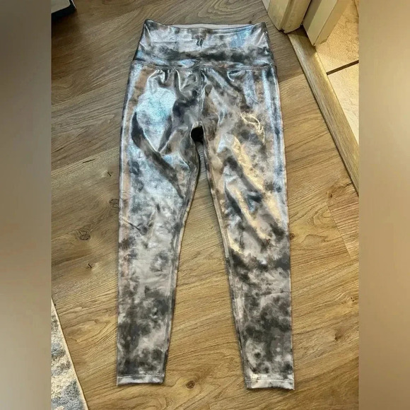 - Revolve x Beyond Yoga High Waist Shine On Midi Leggings Silver Grey Foil… - Picture 4 of 7